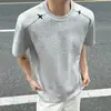 Camiseta de Manga Curta Patchwork Estilo Americano Novo Verão 2026 com Bordado Cruzado e Rebites para Homens, Top Estilo Jovem