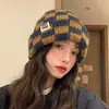 Chapéu de lã xadrez color block dopamina feminino outono e inverno estilo coreano circunferência da cabeça grande chapéu para o frio proteção para as orelhas aquecedor afina o rosto chapéu de tricô
