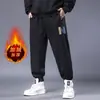 Calça Casual Grossa com Forro de Fleece Masculina Plus Size Tendência de Inverno Solta para Homem Gordo Extra Grande Esportiva Longa com Bainha