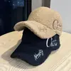 Gorra de Béisbol Bordada con Letras de Lana de Cordero Nueva para Otoño e Invierno, Gorro Cálido para Protección contra el Frío al Aire Libre para Mujeres, Gorra Versátil de Pico de Pato a la Moda