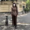 Camiseta de Manga Larga a Rayas en Contraste Estilo Retro Americano con Hombro Descubierto para Mujer Otoño 2025 Nuevo Ajuste Delgado Top con Cintura Asimétrica