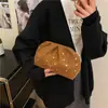 Bolso de Clutch con Estampado de Leopardo Retro, Plisado y Tachonado, Moda Otoño 2026, Versátil, Moderno, Simple, Casual, Elegante
