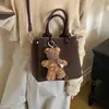 Bolso Cruzado Esponjoso 2026 Nuevo Estilo Coreano Retro para Mujer Otoño/Invierno Bolso de Hombro con Colgante Bolso de Mano Exquisito a la Moda Oso Pequeño de Gamuza