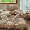 Conjunto de cuatro piezas de algodón tejido floral fresco y delicado, suave y acogedor para dormir sin nada, funda de edredón, sábana, juego de ropa de cama de tres piezas para dormitorio de estudiante