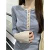 Camiseta de Manga Larga con Rayas en Contraste en el Hombro Derecho Estilo Coreano para Mujer en Primavera y Otoño, Top Ajustado para Usar por Dentro o por Fuera