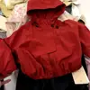 Chaqueta con capucha rojo brillante 2026 otoño elegante casual holgada versión coreana unisex cortavientos conjunto