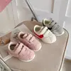 Zapatillas de entrenamiento alemanas de moda para niños 2026 primavera y otoño nuevas versión coreana zapatillas versátiles de retazos para niñas y niños con suelas blandas para uso en exteriores