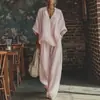 Conjunto de duas peças casual da moda em linho rosa retrô francês com um top solto de decote V e calças de perna larga em um estilo descontraído