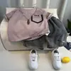 Conjunto de Verão para Meninos 2025 Novo Lindo Conjunto de Duas Peças com Calça Cargo de Manga Curta Roupas de Verão para Bebê Estilo Fino