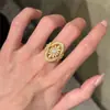 Como uma Borboleta na Natureza, Anel Vintage com um Estilo Fashionável Old Money, Anel Dourado com um Toque de Luxo Leve e High-End, Anel Aberto