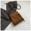 Bolsa feminina de camurça 2026 nova moda versátil vintage fosca ombro transversal com franjas para o dia a dia