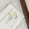 Brincos de pérola Shi Jia em Prata S925, design de nicho em forma de C, brincos únicos de alta qualidade