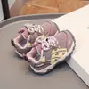 Novos Sapatos de Caminhada para Bebê Outono 2026, Antiderrapantes e Resistentes ao Desgaste, Fáceis de Calçar e Tirar com Fechamento em Velcro, Versáteis e Confortáveis, Adequados para Meninos, no Estilo dos Sapatos Forrest Gump