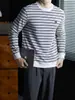 Camiseta de alta qualidade para streetwear, nova, de manga comprida, listrada, com etiqueta triangular de couro, estilosa e versátil para homens, perfeita para o trabalho e o dia a dia