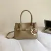 Bolsa de Mão Transfronteiriça com Padrão de Lichia, Cesta Versátil Estilosa com Fivela de Cinto, Bolsa de Ombro Casual na Moda