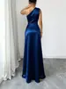 Vestido de Noite de Cetim Europeu e Americano para Comércio Exterior com Um Ombro, Nó Torcido, Botão Dourado, Cintura Alta, Fenda, Cauda de Peixe, Vestido de Noite Longo