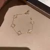 Pulsera de Cinco Flores Hueca Cepillada Modelo Nuevo 2026, Estilo Retro Francés con Diseño de Estrella Tachonada de Diamantes, Sensación de Lujo Ligero de Alta Gama, Pulsera de Cinco Flores Buccetti