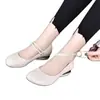 Zapatos de mujer populares de estilo poco profundo con una sola tira, nuevo modelo de otoño 2026, zapatos pequeños de piel con suela blanda y parte superior suave, tacón bajo, punta redonda, adecuados para madres