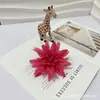 Venta al por mayor del fabricante Crisantemo de Llama Simulada Aguja de Pino Cabeza de Crisantemo Pinza de Cangrejo Flor Falsa Decoración Accesorios para Pasador de Cabello Flor Falsa