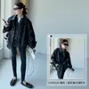 Nuevo conjunto elegante de chaqueta de cuero estilo coreano y leggings 2026 para niñas, un atuendo de dos piezas para niños