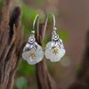 Ganchos para Oreja de Flor de Jade Blanco de Hotan para Mujer Estilo Chino Diseño de Nicho Plata Tailandesa de Alta Gama Pendientes Retro de Abeja y Camelia