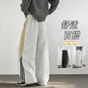 Pantalones de chándal a rayas estilo americano, nueva colección de otoño, corte holgado, caída fluida, diseño de bloques de color, detalles bordados, versátiles para deportes y uso casual, de longitud larga