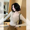 Camisa base de malha elegante estilo francês com decote V cruzado para mulheres, outono e inverno, luxo leve, toque de alta qualidade, modelagem justa, top que afina