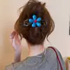 Pasador de clip retorcido con flor azul para mujer, estilo de alta gama, nuevo accesorio para el cabello 2026 para la parte posterior de la cabeza