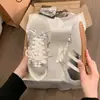 Zapatos de entrenamiento alemanes estilo ballet para mujer que aumentan la altura, nuevos y versátiles para el verano y otoño de 2026, zapatillas casuales francesas ligeras de suela blanda