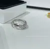 Anel V Dourado Pequeno com Fragrância Coco Padrão Diamante com Diamantes Empilhável Estreito Largo Acessível Luxo Diamante Ouro 18K Anel de Casal Anel para Mulheres