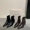 Botas femininas de couro macio estilo francês, salto médio/grosso, elásticas, ajuste justo, nova coleção outono/inverno 2026, botinhas de tornozelo retrô com bico quadrado pequeno e zíper traseiro