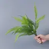 Plantas verdes artificiales en stock, manojos de helecho, hojas de helecho, hierba de helecho para decoración de paredes interiores y diseño de paisajes, césped artificial al por mayor