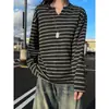 Camiseta Retrô Americana de Manga Longa Listrada com Decote V para Homens e Mulheres, Moletom de Outono Estilo Preguiçoso Solto, Blusa de Tricô com Toque Relaxado para Casais