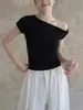 Camiseta Negra Asimétrica de Hombro Manga Corta para Mujer, Nuevo Estilo Verano 2026, Hombros Descubiertos, Corte Ajustado, Crop Top Único y Impresionante que Ceñe la Cintura