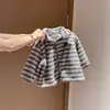 Trajes de Otoño e Invierno para Niños y Niñas Moda para Bebés Niños Estilosos de Marca de Moda Estilo Coreano Rayas Solapa Dibujos Animados Peludo Dos Piezas
