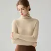 La nueva colección de otoño e invierno de Andy presenta suéteres de punto acanalado de color liso con diseño de cuello alto, ofreciendo un look sencillo y versátil.. Estas capas base de corte ajustado están disponibles para venta al por mayor