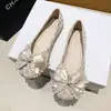 Sapatilhas com Pérolas para Mulheres, Bico Baixo, Novo Estilo Primavera/Verão 2026, Versátil com Saias, Mocassins Planos Slip-On com Laço