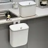 Cubo de basura de pared para uso doméstico, con tapa, diseñado para colgar en gabinetes, específicamente para residuos de cocina, y adecuado para usar en baños
