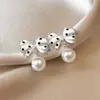 Pendientes Dorados de Lujo Ligero Vintage de Alta Gama para Mujer 2026 Nuevo Estilo Pendientes de Perla con Agujas de Plata Diseño de Nicho Accesorios Metálicos para Orejas