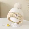 Chapéu de Lã Masculino para Bebê de 2 Anos de Inverno com Apliques de Letras e Bordas Enroladas de Veludo para Manter Aquecido Chapéu de Tricô para Bebê com PomPom de Pelo de Urso
