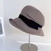 Chapéu de Pescador Plissado de Verão para Mulheres, Chapéu de Palha com Laço Lateral Artístico, Chapéu para Férias na Praia, Chapéu Bucket com Proteção Solar para Uso Externo