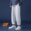 Pantalones deportivos de forro polar versátiles en color gris para hombre, corte holgado, talla grande, joggers casuales de moda con cordón para primavera, otoño e invierno.