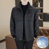 Chaqueta de plumas de peso medio para hombre para invierno, con cuello alto, textura de gamuza sintética, patrón de jacquard y rellena con 90% de plumón de pato de grado estándar, perfecta para uso casual