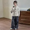 Conjunto de suéter de punto trenzado para niña, estilo primavera/otoño, nueva colección 2026, para niños mayores, con un look relajado y elegante, con un conjunto de dos piezas que incluye pantalones de cuadros