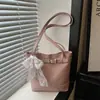 Otoño 2026 Nuevo Bolso Cubo Casual de Hombro Retro para Viajar Gran Capacidad Nicho Personalizado Bolso Tote de Moda