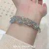 Pulsera tejida de un fresco azul marino, un accesorio suave y atmosférico, de nicho y exquisito, etéreo y versátil, un delicado accesorio para la mano de mujer