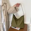 Bolso tote de ante de gran capacidad para mujer, nuevo bolso cruzado versátil vintage de otoño 2026, bolso de hombro tipo cubo simple