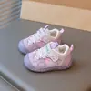 Zapatos para niños pequeños para niños, nuevos zapatos de bebé para primavera y otoño con suelas suaves, antideslizantes, malla transpirable para niñas, zapatos funcionales para niños pequeños, modernos