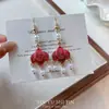 Pendientes de Borla de Perla con Flor Roja para Mujer 2025 Nuevo Aspecto Adelgazante Nicho de Gama Alta Pendientes Clásicos para Traje de Té Cheongsam