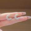 Exquisitos pendientes de perlas de lujo de estilo coreano con cara completa, elegantes y suaves pendientes de microdiamantes con diseño en forma de C.